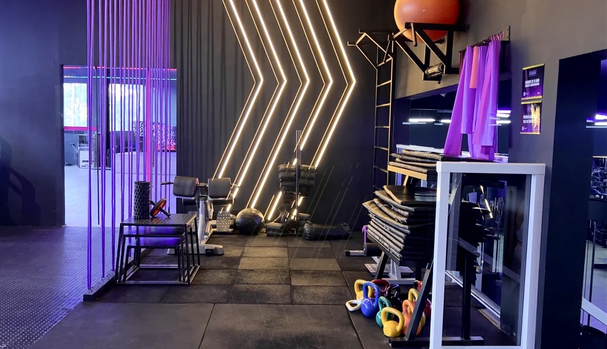 Setor funcional com medicine balls e design em LED.